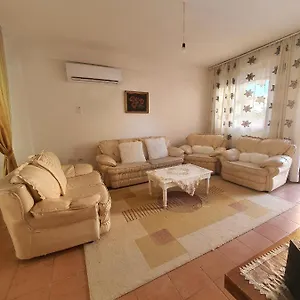 Hébergement de vacances Spacious House With A Big Garden And Fire Pit Tirana